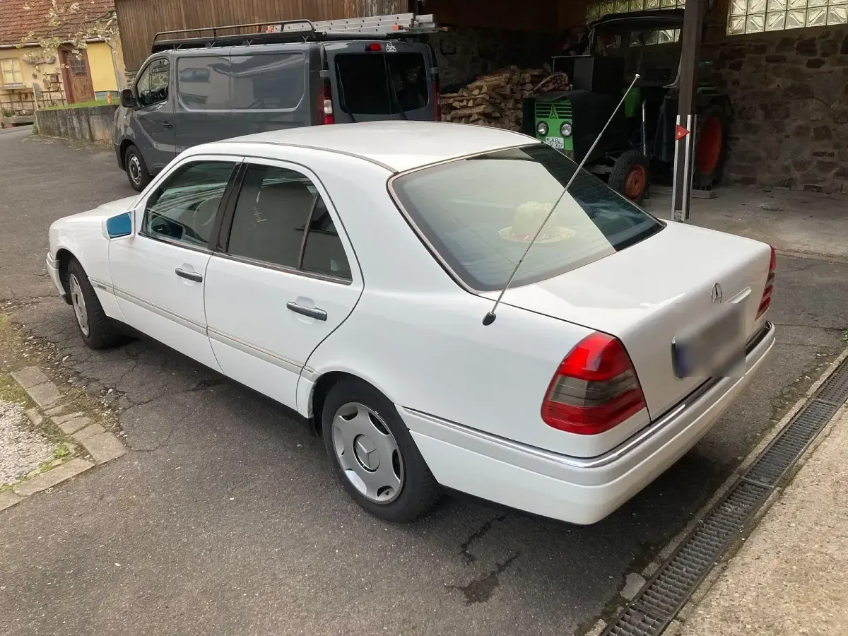 Gebraucht Mercedes C180 Elegance 122 PS (89 kW) 1995 Weiß Limousine
