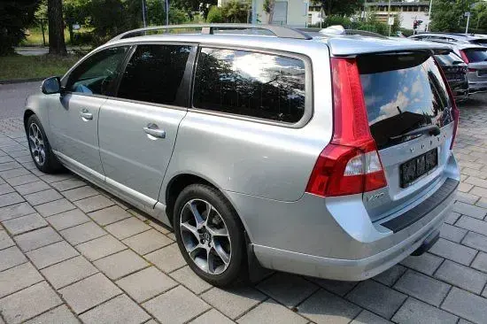 Gebraucht Volvo V70 Momentum 145 PS (106 kW) 2010 Electricsilver Kombi
