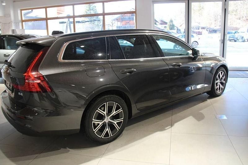 Gebraucht Volvo V60 Core 197 PS (144 kW) 2022 Grau Kombi