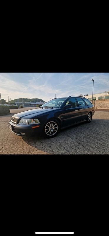 Blau Gebraucht 2002 Volvo V40 Kombi | 999 € (Etwas zu teuer) - Bild 1/4