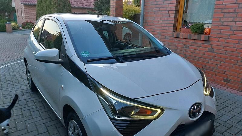 Weiß Gebraucht 2019 Toyota Aygo Kleinwagen | 6.299 € (Guter Preis) - Bild 1/4