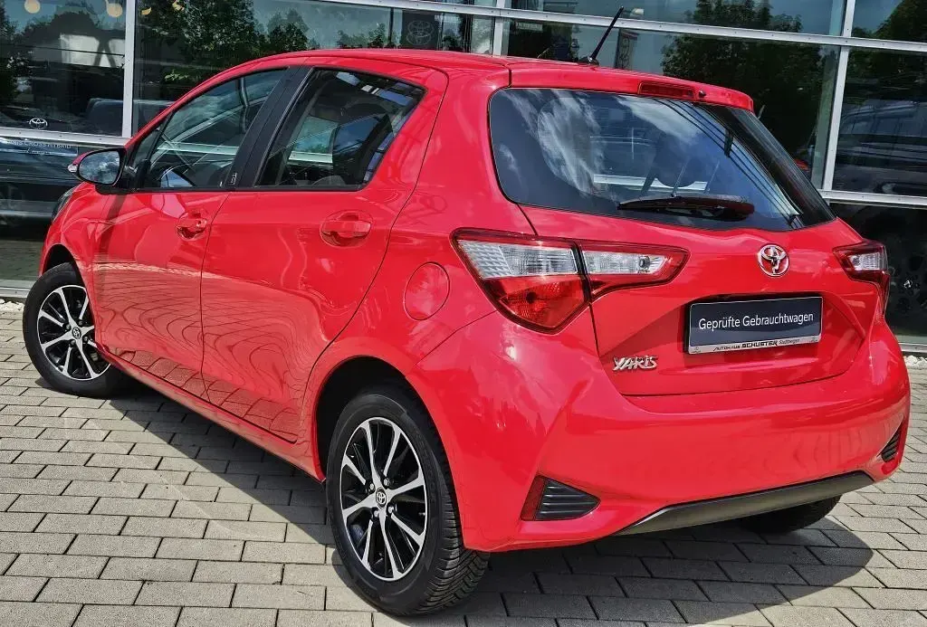 Gebraucht Toyota Yaris Team 111 PS (81 kW) 2018 Rot Limousine