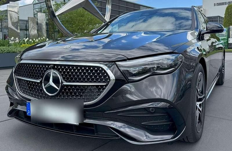 Grau Gebraucht 2024 Mercedes E450 AMG line Kombi | 60.990 € - Bild 1/4