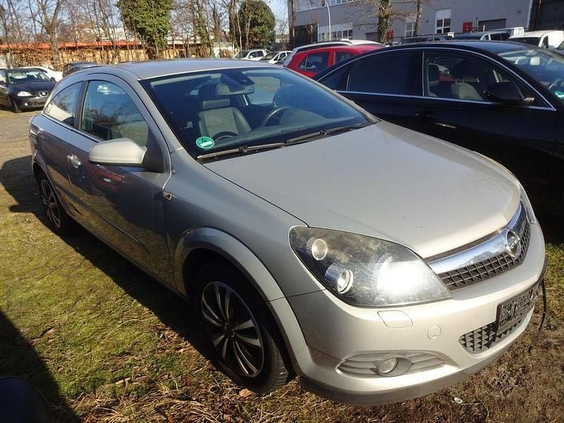 Gebraucht Opel Astra GTC Innovation 140 PS (102 kW) 2009 Gold Limousine