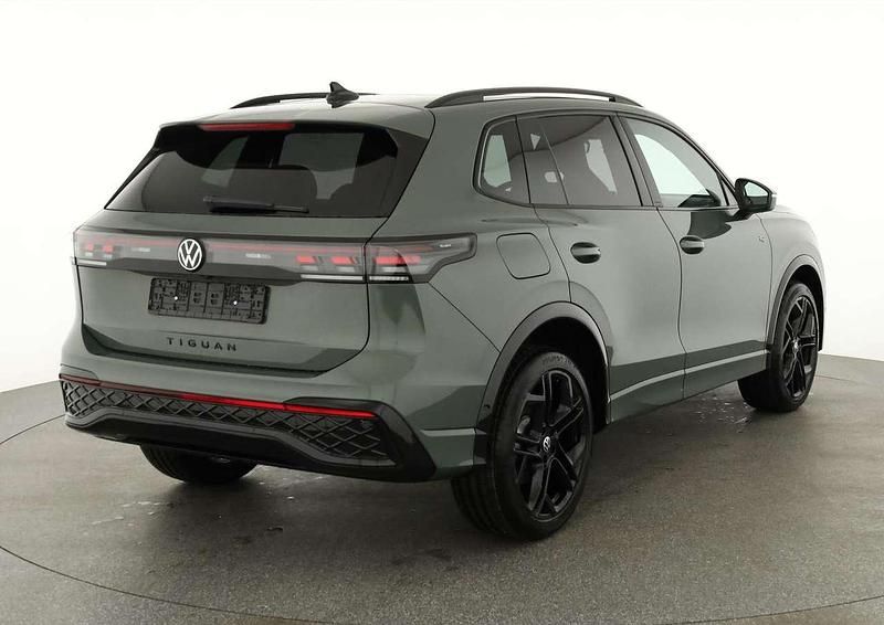 Cipressino grün metallic Neu 2025 VW Tiguan R-line SUV | 53.895 € (Guter Preis) - Bild 1/4