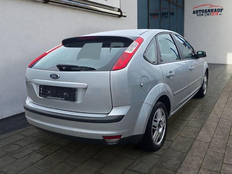 Gebraucht Ford Focus Ghia 101 PS (74 kW) 2005 Silber Limousine