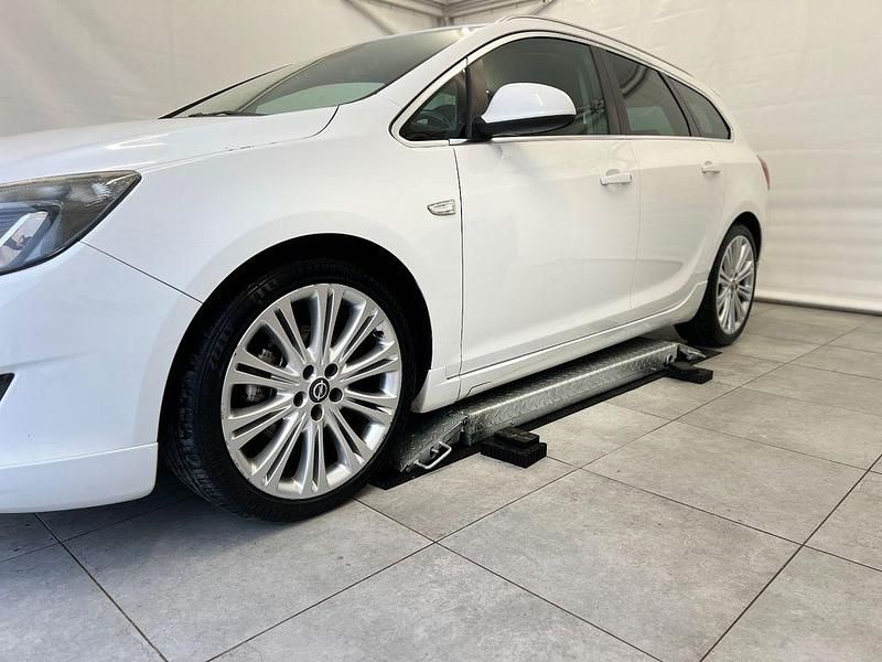 Gebraucht Opel Astra Sport 165 PS (121 kW) 2012 Weiß Kombi