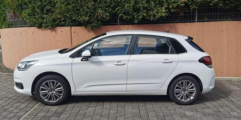 Weiß Gebraucht 2017 Citroën C4 Live Limousine | 6.329 € (Fairer Preis) - Bild 1/4