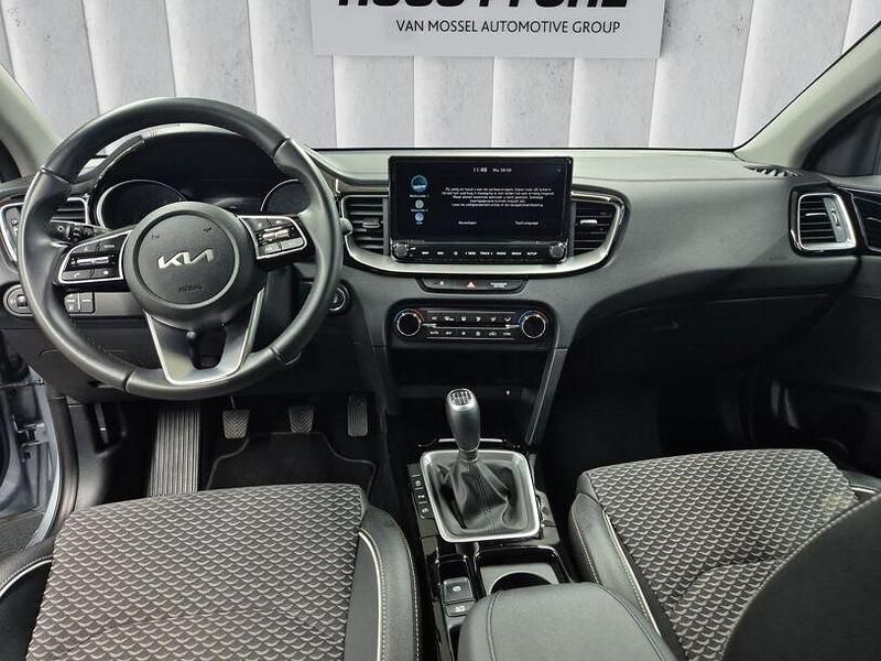 Gebraucht Kia Ceed Vision 120 PS (88 kW) 2023 (css) lunar silver m Kleinwagen