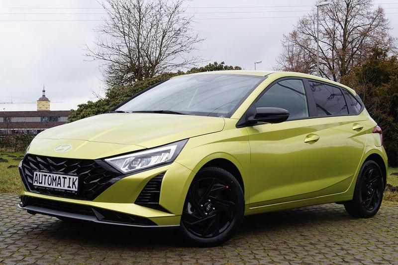 Neu Hyundai i20 Blackline 90 PS (66 kW) 2025 Grün Kleinwagen