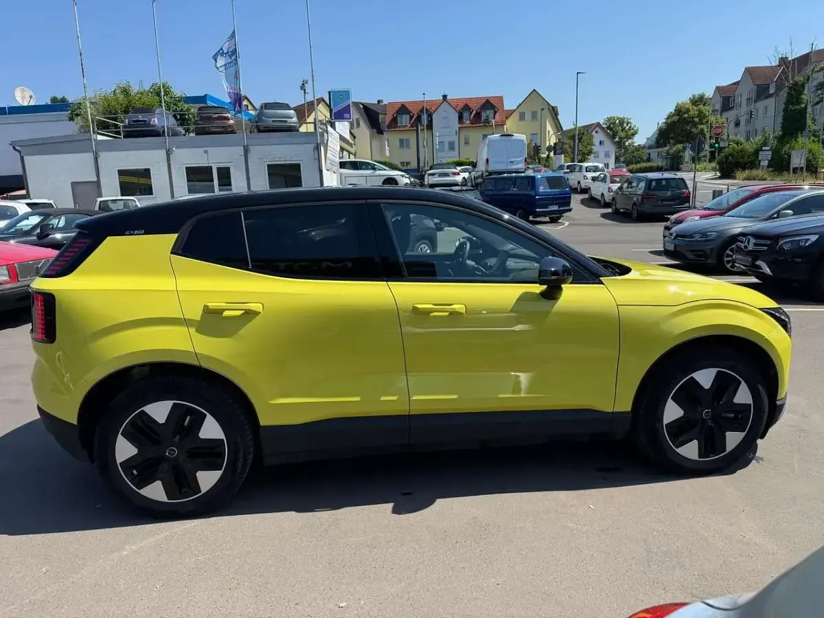 Gebraucht Volvo EX30 Plus 200 kW (272 PS) 2025 Moss yellow SUV