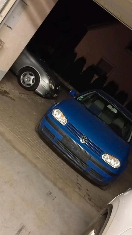 Blau Gebraucht 2000 VW Golf IV Kleinwagen | 600 € (Superpreis) - Bild 1/4