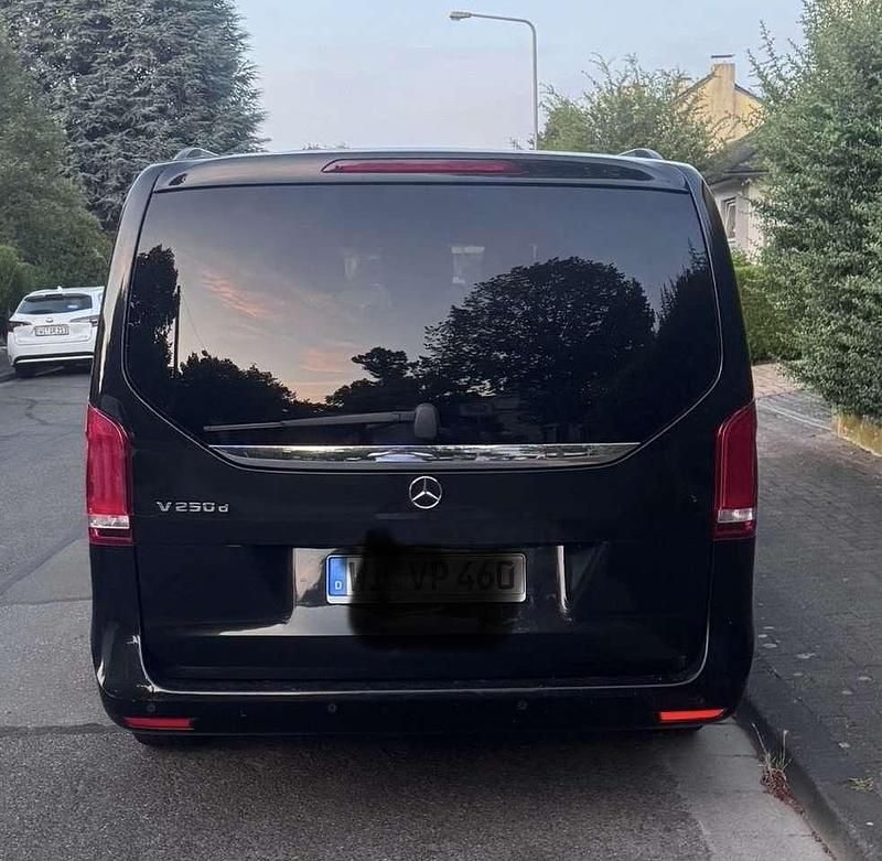 Schwarz Gebraucht 2019 Mercedes V200 Avantgarde Van / Kleinbus | 34.999 € (Fairer Preis) - Bild 1/4