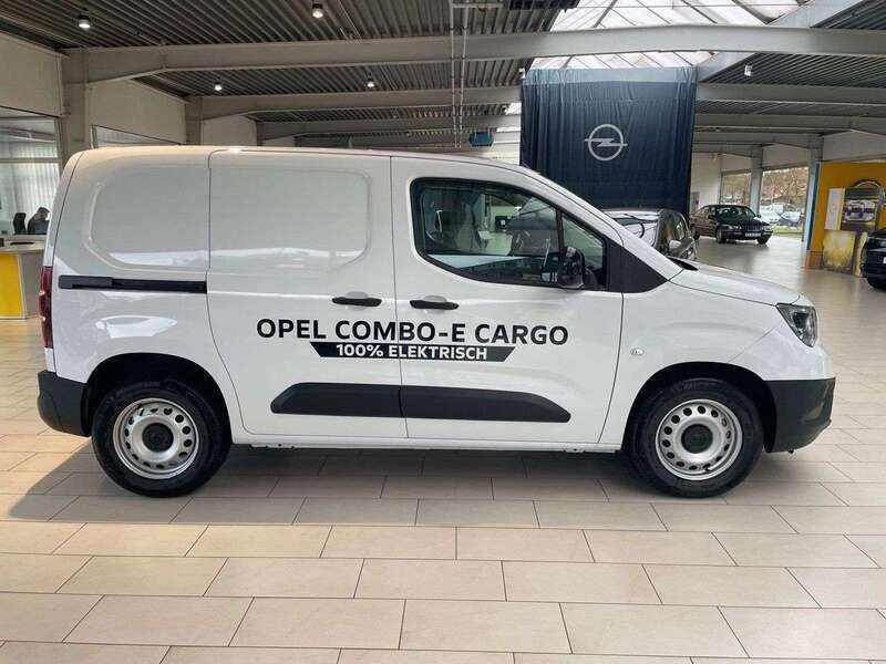 Gebraucht Opel Combo-e Life Edition 100 kW (136 PS) 2024 Kaolin weiß Limousine