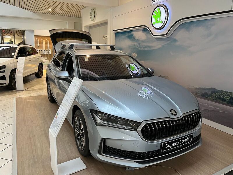 Silber Neu 2024 Skoda Superb Selection Kombi | 50.280 € (Teuer) - Bild 1/4