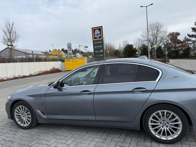 Grau Gebraucht 2018 BMW 530e iPerformance Limousine | 20.199 € (Fairer Preis) - Bild 1/4