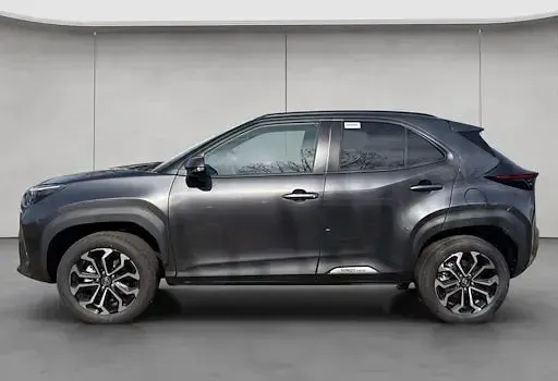 Neu Toyota Yaris Cross 130 PS (95 kW) 2026 Grau SUV