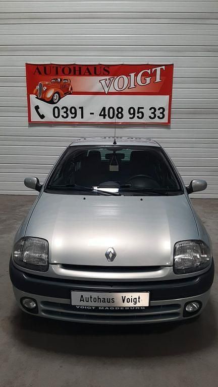Silber Gebraucht 1999 Renault Clio II Limousine | 2.998 € - Bild 1/4