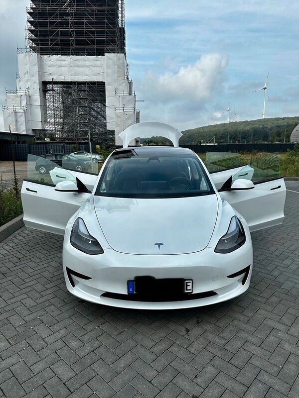 Weiß Gebraucht 2021 Tesla Model 3 Standard Range Plus Limousine | 32.500 € (Fairer Preis) - Bild 1/4