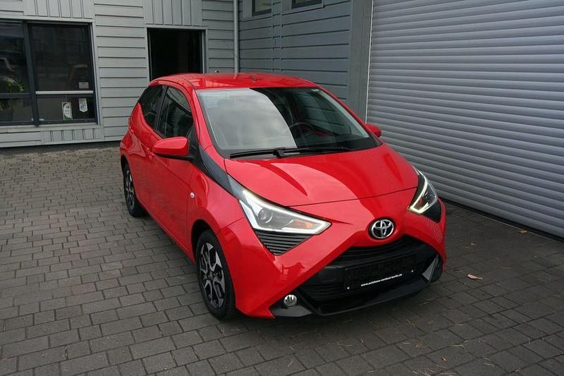 Rot Gebraucht 2018 Toyota Aygo Connect Style Kleinwagen | 8.500 € (Fairer Preis) - Bild 1/4