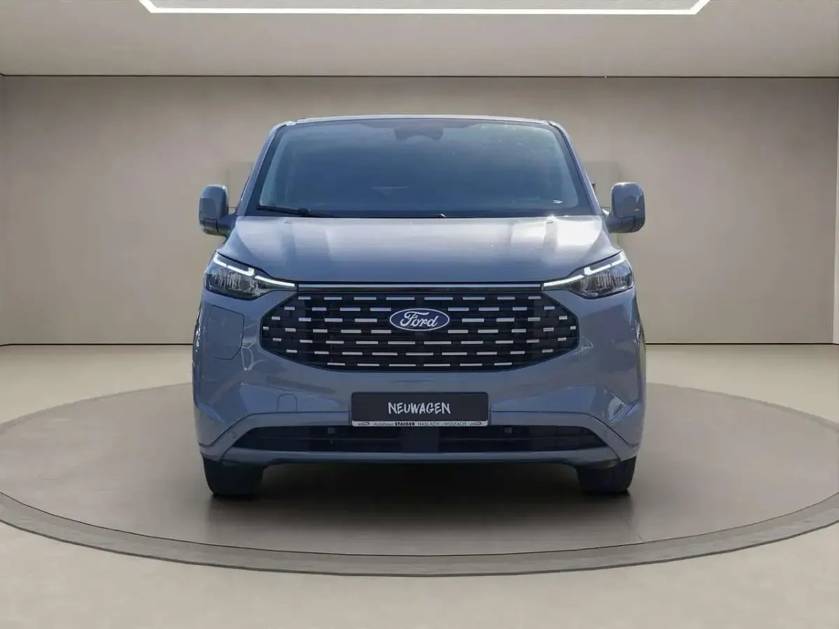 Neu Ford Tourneo Titanium 232 PS (170 kW) 2026 Grau Van / Kleinbus