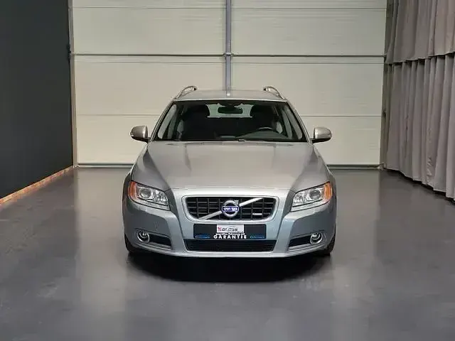 Gebraucht Volvo V70 R-Design 203 PS (149 kW) 2011 Electric silver / metallic Kombi
