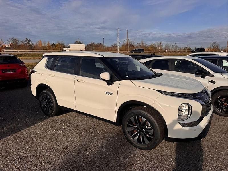 Gebraucht Mitsubishi Outlander P-HEV Basis 136 PS (100 kW) 2025 Weiß SUV