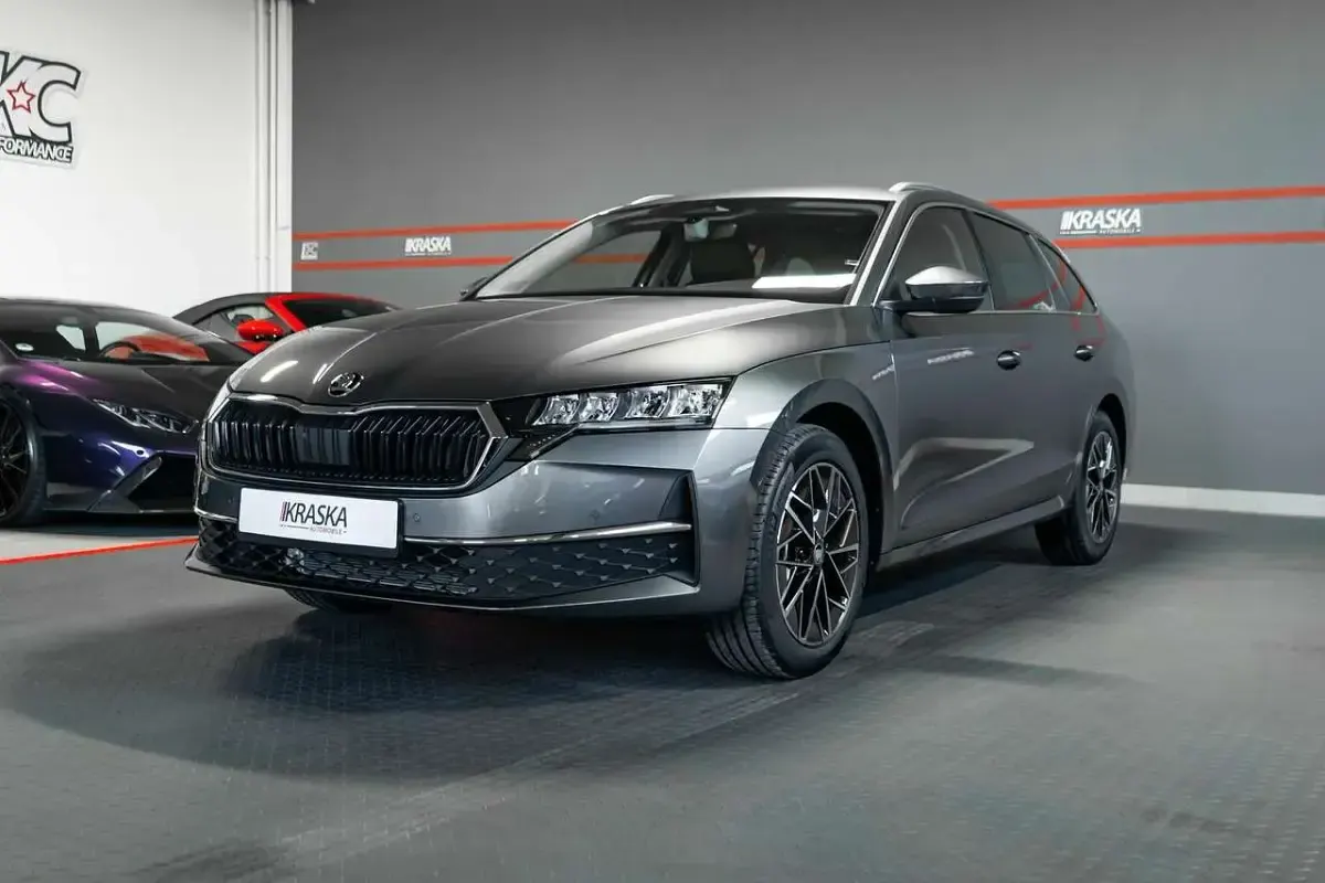 Neu Skoda Octavia Selection 150 PS (110 kW) 2026 Graphitegrau metallic Kombi
