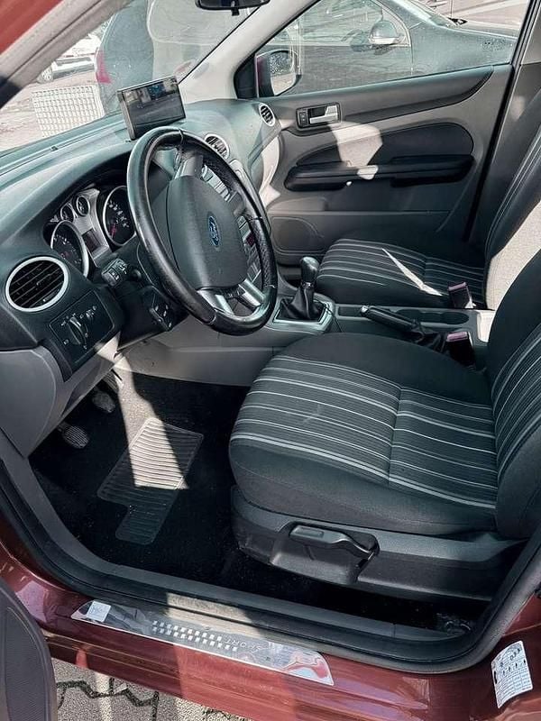 Gebraucht Ford Focus Style 101 PS (74 kW) 2008 Rot Limousine