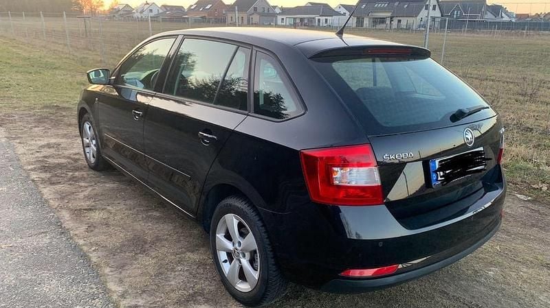 Gebraucht Skoda Rapid Ambition 105 PS (77 kW) 2015 Schwarz Kleinwagen