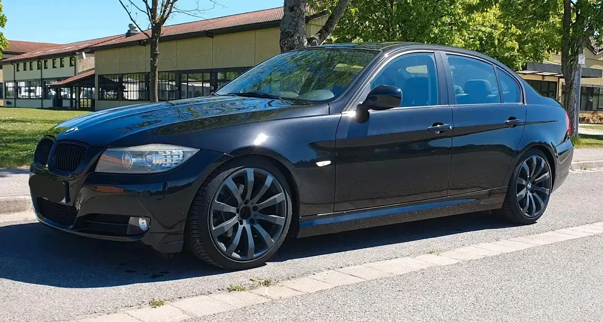Gebraucht BMW 318 143 PS (105 kW) 2011 Schwarz Limousine