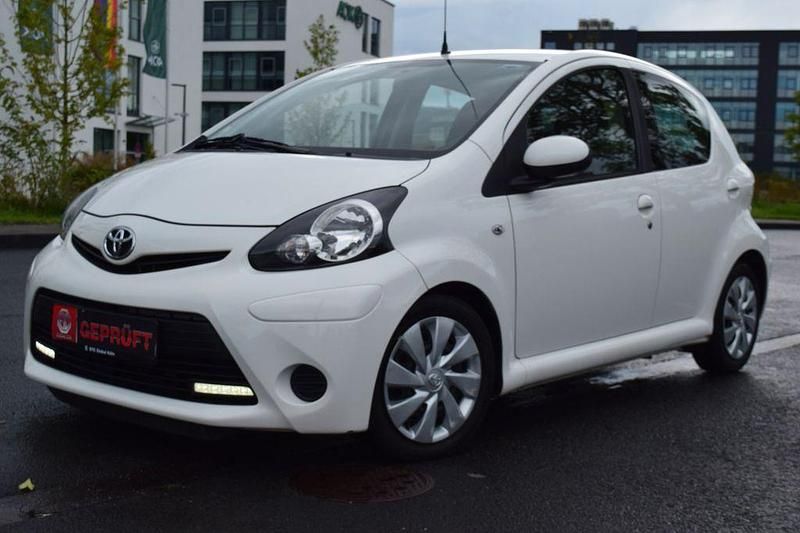 Weiß Gebraucht 2013 Toyota Aygo Cool Kleinwagen | 4.700 € (Fairer Preis) - Bild 1/4