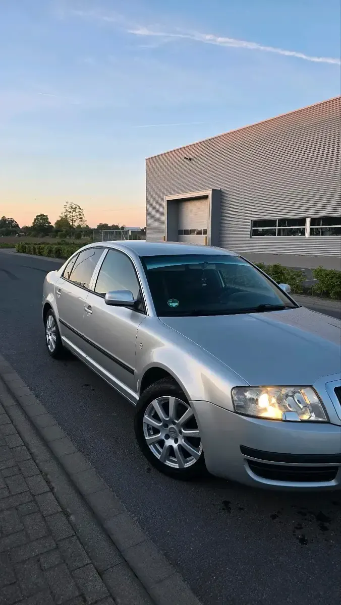 Używany Skoda Superb 115 KM (84 kW) 2005 Srebrny Sedan/Limuzyna