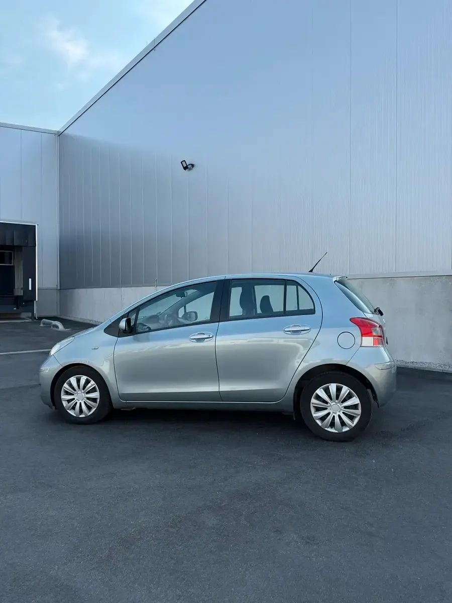 Gebraucht Toyota Yaris 90 PS (66 kW) 2011 Grau Kleinwagen