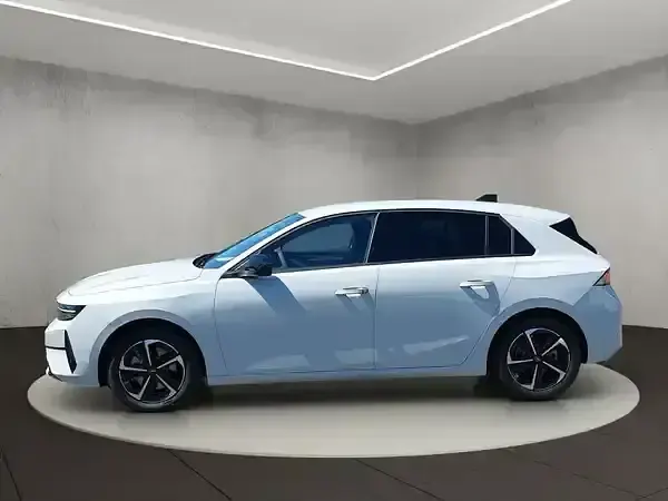 Neu Opel Astra 136 PS (100 kW) 2026 Kontur weiß (metallic) Limousine