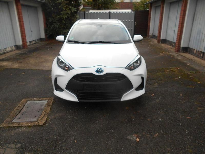Weiß Gebraucht 2022 Toyota Yaris Hybrid Limousine | 13.350 € (Guter Preis) - Bild 1/4