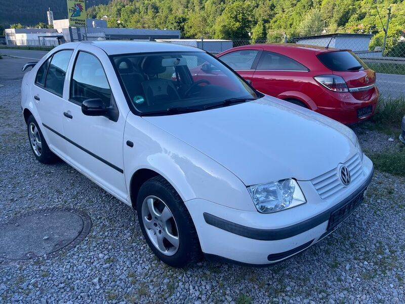 Weiß Gebraucht 2000 VW Bora Limousine | 1.099 € (Guter Preis) - Bild 1/4