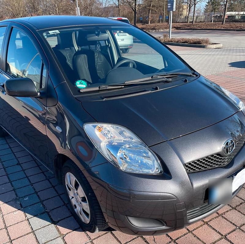 Gebraucht Toyota Yaris 69 PS (50 kW) 2011 Grau Kleinwagen