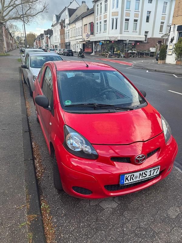 Gebraucht Toyota Aygo 68 PS (50 kW) 2010 Rot Kleinwagen