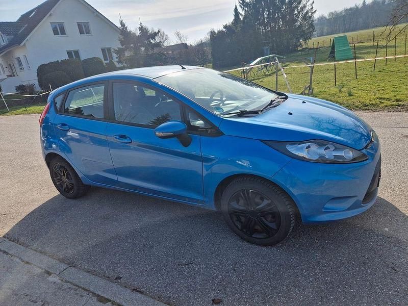 Używany Ford Fiesta Trend 82 KM (60 kW) 2011 Niebieski Hatchback