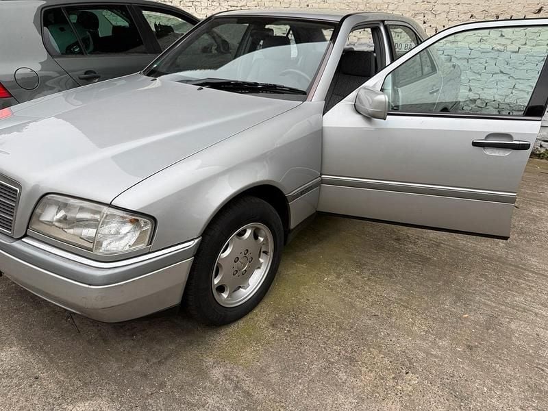 Gebraucht Mercedes C220 150 PS (110 kW) 1995 Silber Limousine