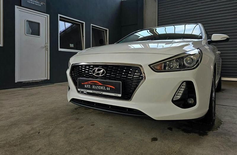 Weiß Gebraucht 2017 Hyundai i30 Trend Limousine | 11.900 € (Etwas zu teuer) - Bild 1/4