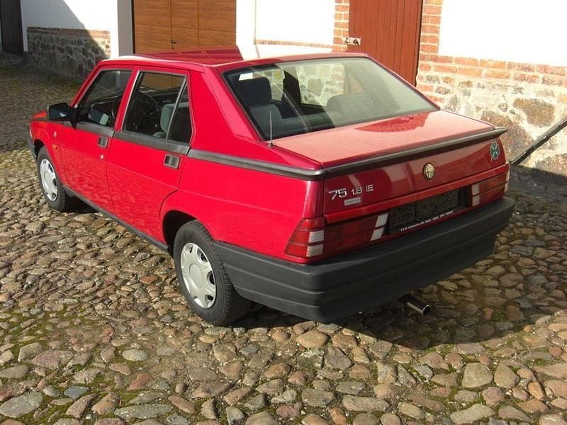 Gebraucht Alfa Romeo 75 120 PS (88 kW) 1990 Rot Limousine