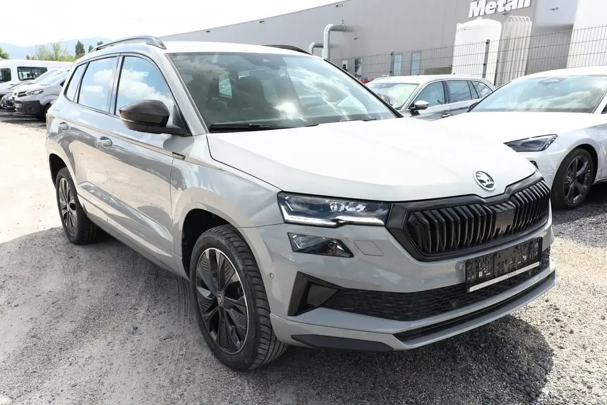 Neu Skoda Karoq SportLine 150 PS (110 kW) 2026 Stahlgrau SUV