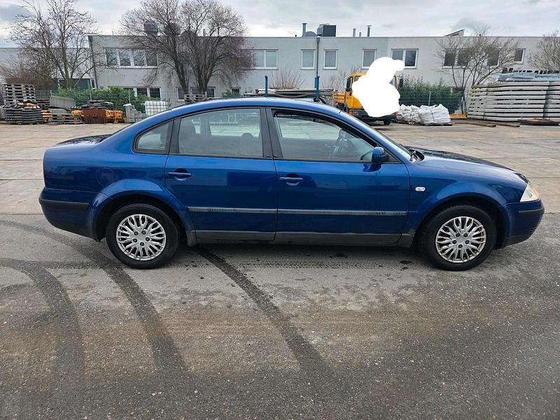 Gebraucht VW Passat 102 PS (75 kW) 2001 Blau Limousine