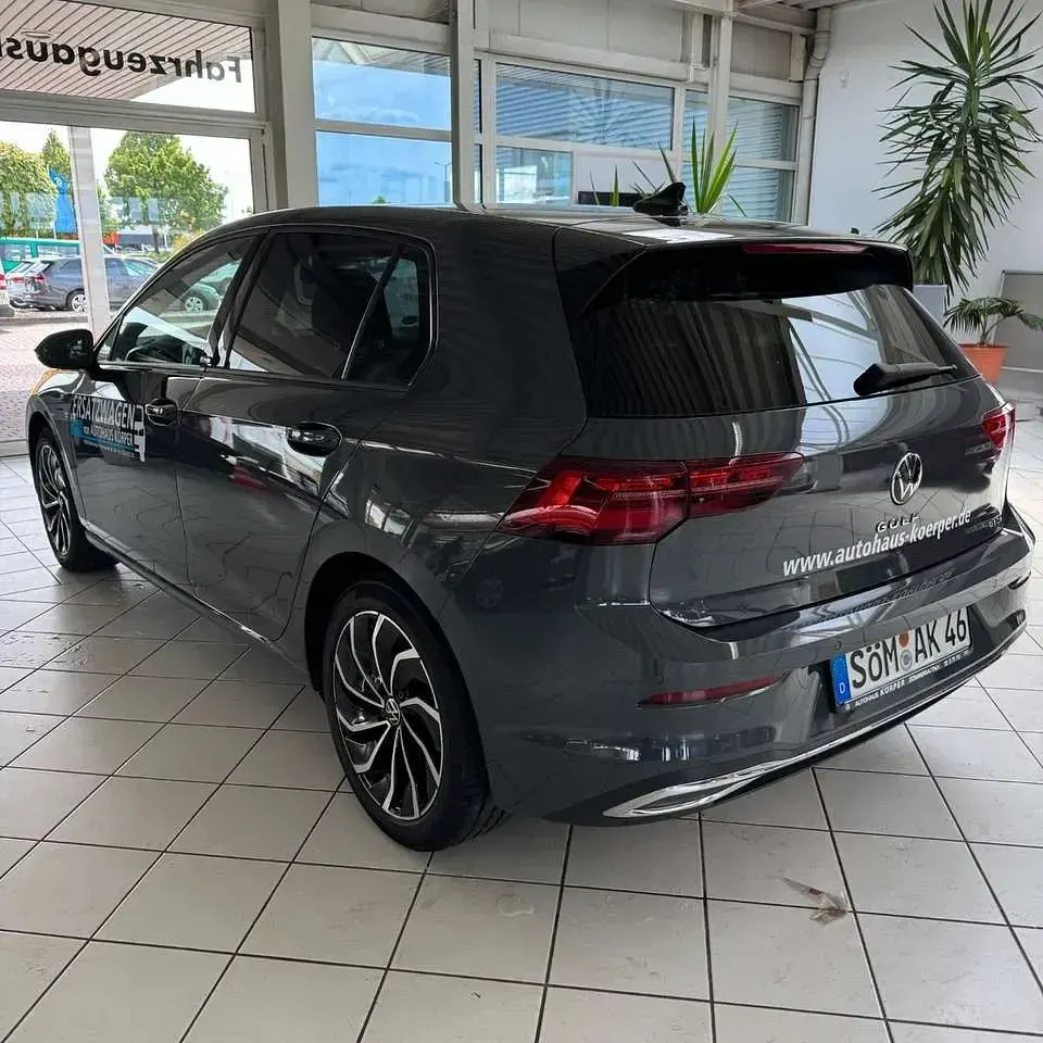 Gebraucht VW Golf VII Life 150 PS (110 kW) 2021 Delfingrau metallic Kleinwagen