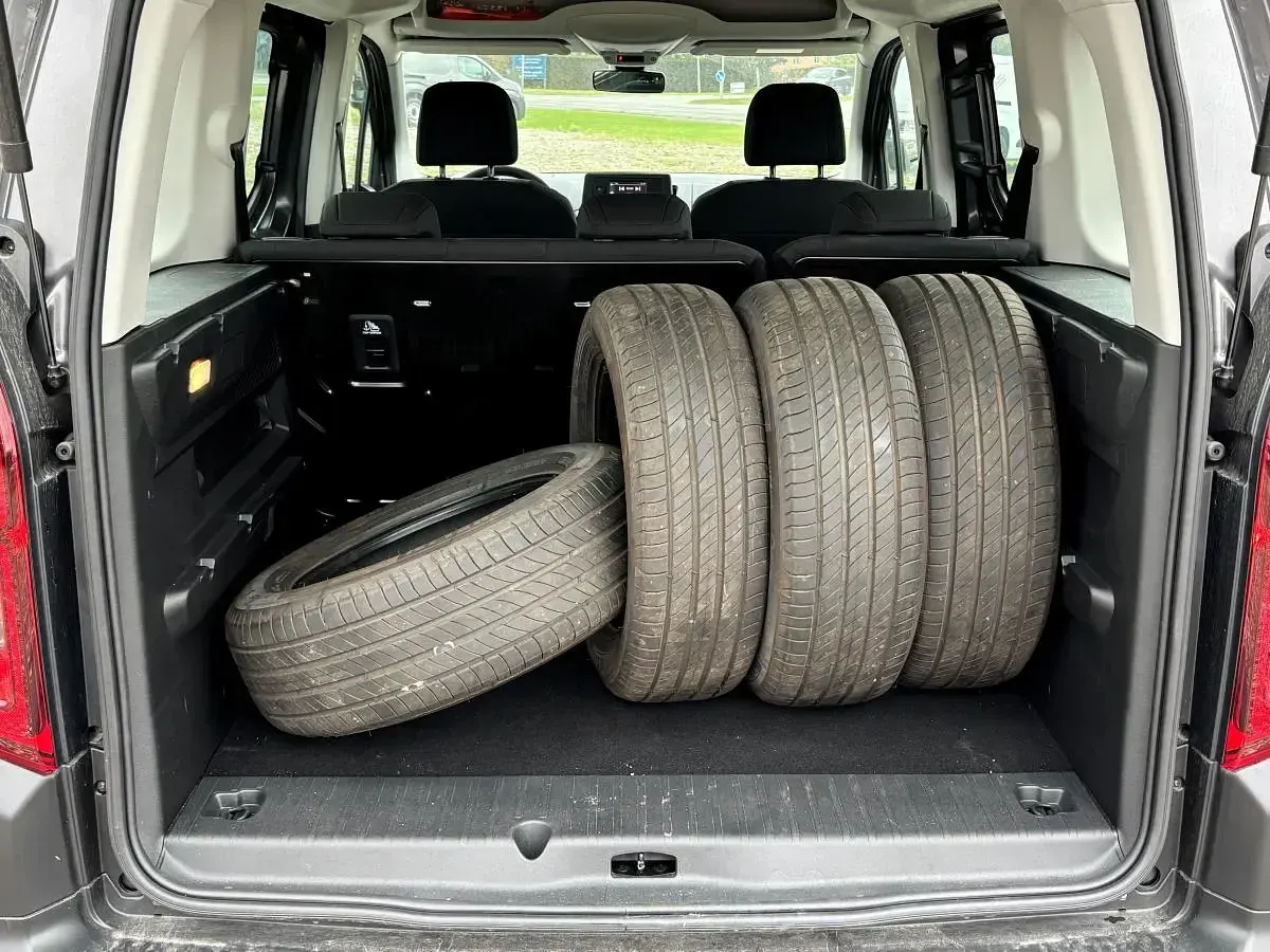 Gebraucht Opel Combo-e Life Edition 100 kW (137 PS) 2024 Volcano grey (m2) Van / Kleinbus