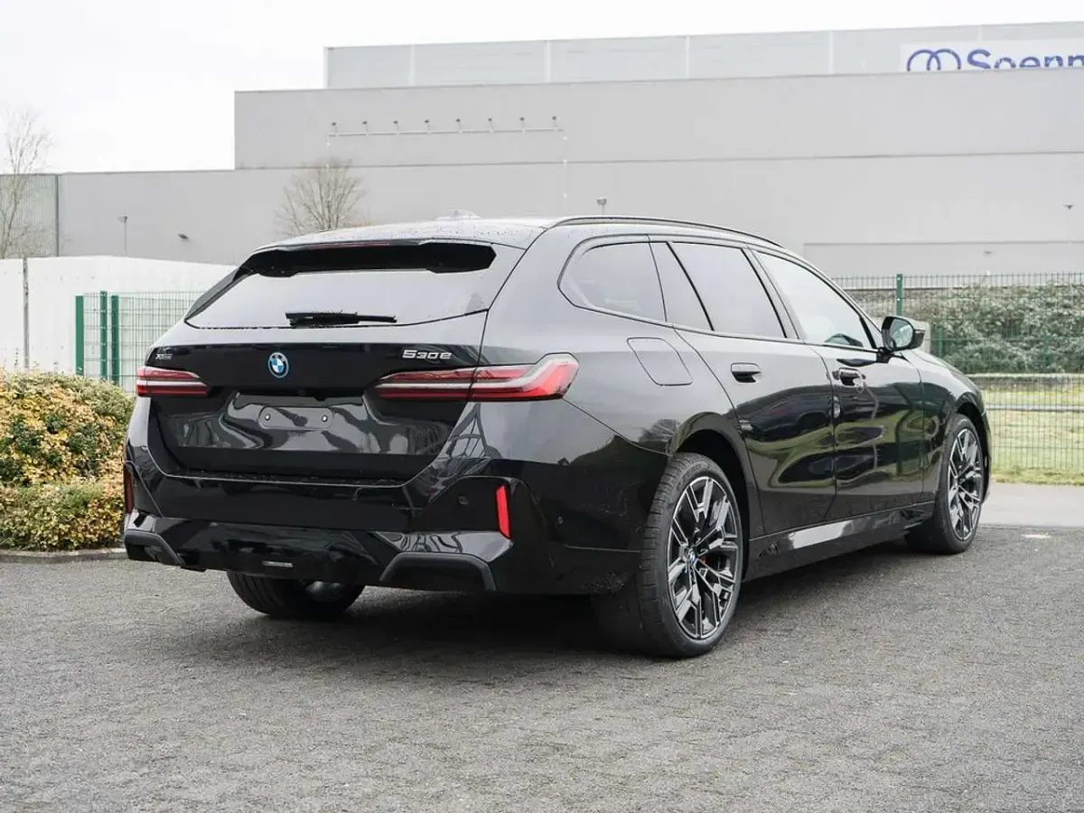 Neu BMW 530e M Sport 299 PS (219 kW) 2025 Schwarz Kombi