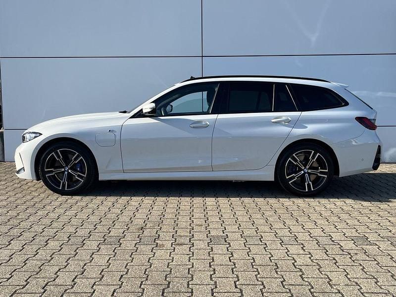 Gebraucht BMW 330e M Sport 292 PS (214 kW) 2025 Weiss Kombi