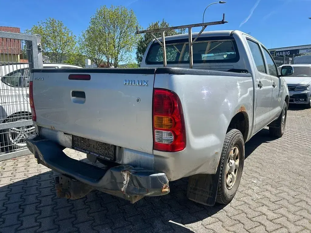 Gebraucht Toyota HiLux Life 144 PS (105 kW) 2010 Silber Pickup